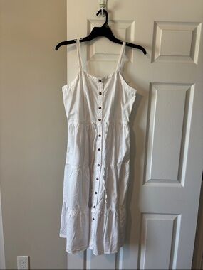 Sleeveless White Button-Front Midi Dress with Tiered Skirt